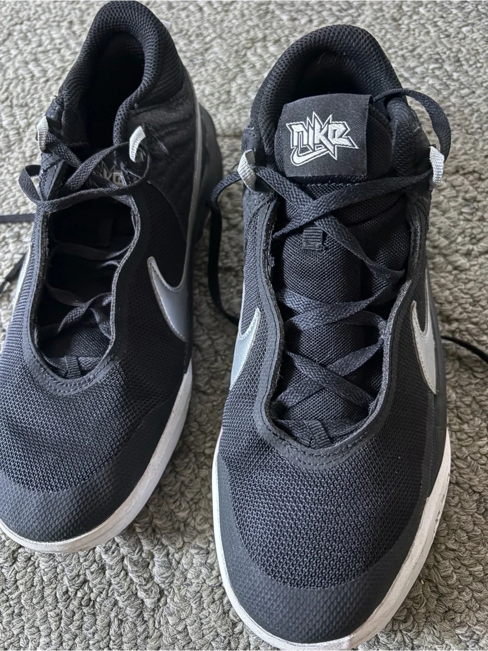 Nike Team Hustle D 10 Basketball Shoes Black Silver Youth 6.5Y EU 39 Worn Once
